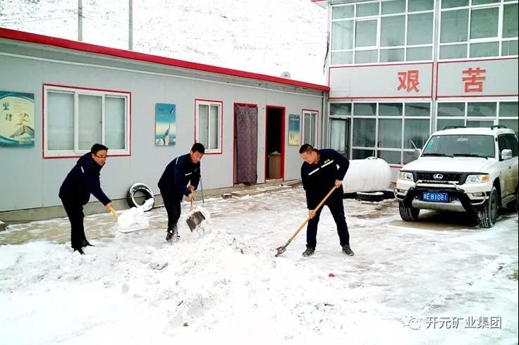 人間四月芳菲盡，山中春雪還復(fù)來(lái)