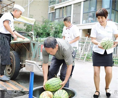 買下一整車西瓜，讓瓜農(nóng)早點(diǎn)回家